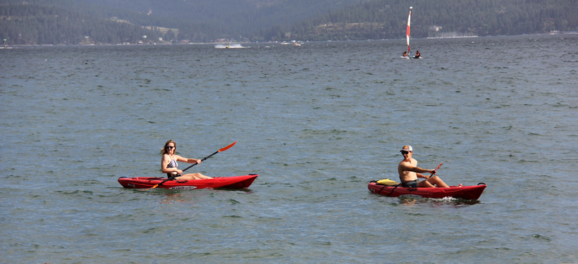 2 kayaks on lake